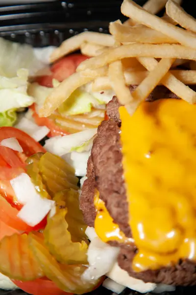 Bunless Triple Hamburguesa Empanadas Carne Con Queso Lado Lechuga Rallada — Foto de Stock