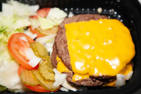 Bunless Triple Hamburguesa Empanadas Carne Con Queso Lado Lechuga Rallada — Foto de Stock