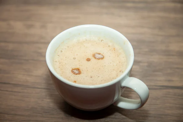 Capuchino Espumoso Con Poco Polvo Mezclado Bien Una Taza Blanca —  Fotos de Stock