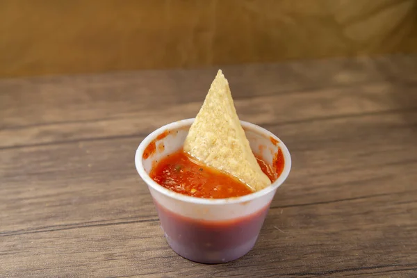 Single Tortilla Chip Cup Salsa — Stock Photo, Image