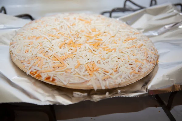 Pizza Fromage Congelée Placée Sur Une Feuille Papier Sulfurisé — Photo