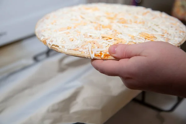Femme Plaçant Une Pizza Fromage Congelé Sur Papier Aluminium Cuisson — Photo