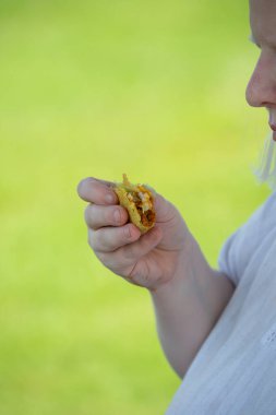 Kadının elinde kalan biftekli taco 'su var.