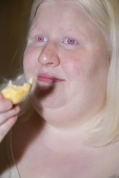 吃饱了的女人还在吃奶油饼干 — 图库照片