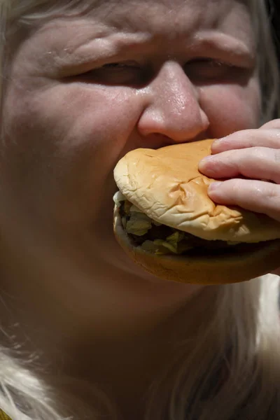 Albino Mulher Comer Hambúrguer Queijo Carne Dupla — Fotografia de Stock