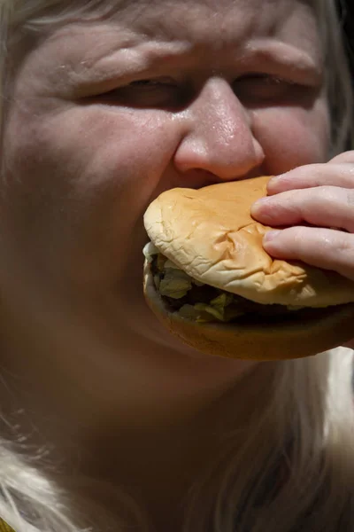 Albino Donna Mangiare Doppio Hamburger Formaggio Carne — Foto Stock