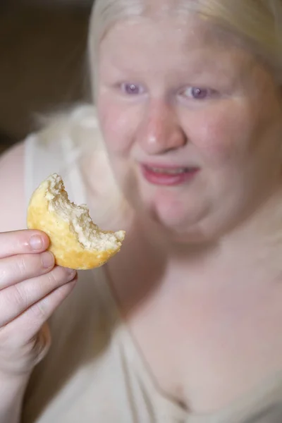 Mujer Que Está Llena Todavía Comiendo Una Galleta Suero Leche —  Fotos de Stock