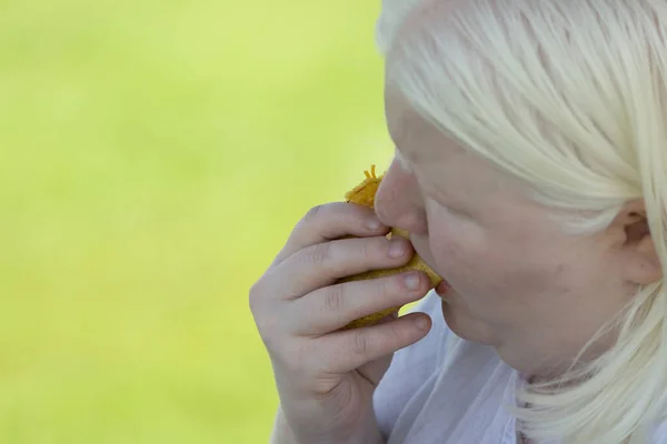 Close Albino Woman Eating Taco Outdoors — Stock Photo, Image