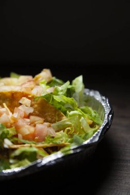 Ekstra doğranmış marul ve doğranmış domatesli konserve takolar.