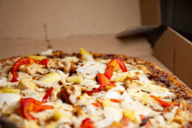 Barbekü tavuk, kırmızı dolmalık biber, soğan, ananaslı pizza.