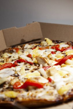 Barbekü tavuk, kırmızı dolmalık biber, soğan, ananaslı pizza.