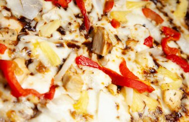 Barbekü tavuk, kırmızı dolmalık biber, soğan, ananaslı pizza.