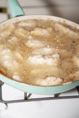 Tavada kızaran kızarmış tavuk şeritlerini kapat.