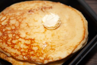 Tereyağlı ve hafif şuruplu iki sade krep.