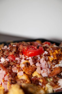 Kıtır ekmekli şef salatası, pastırma, hindi, jambon ve domates.