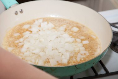 Taze sarı soğan ve tavada doğranmış sarımsak.