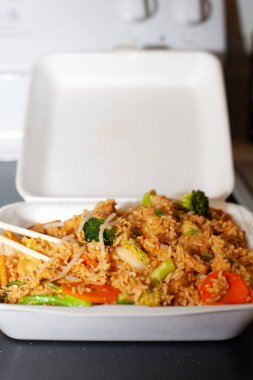 Tay eriştesi ve pirinç tofu, brokoli ve havuç kabında havuç.