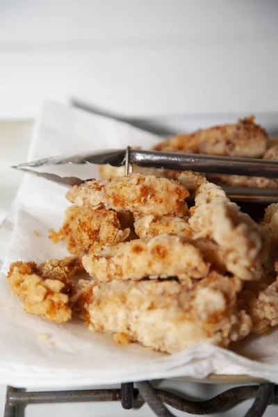 Tiras Frango Fritas Caseiras Pinças Cozinha Uma Toalha Papel — Fotografia de Stock