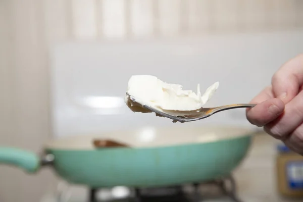 Glob Manteiga Garfo Primeiro Plano Com Uma Frigideira Fogão Fundo — Fotografia de Stock