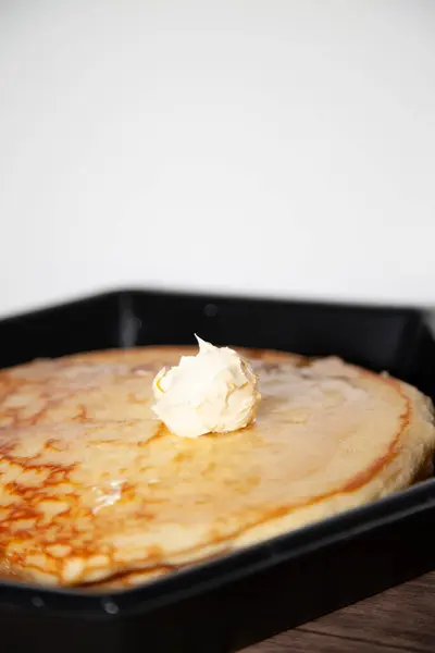 Zwei Einfache Pfannkuchen Mit Butter Und Leichtem Sirup — Stockfoto