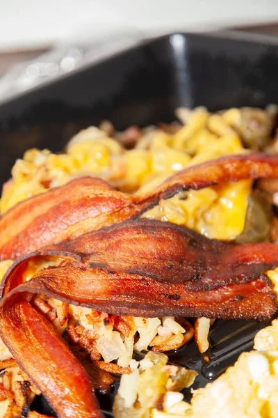 Speck Und Rührei Mit Beladenen Haschbrötchen Zum Frühstück — Stockfoto