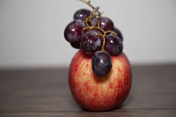 华盛顿苹果和红色无核葡萄放在木制桌子上 — 图库照片