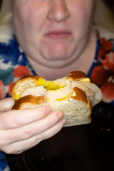Mujer Comiendo Sándwich Pollo Queso Que Sabe Bien —  Fotos de Stock
