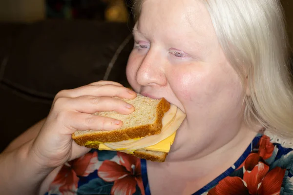 Женщина Ест Сэндвич Курицей Сыром — стоковое фото
