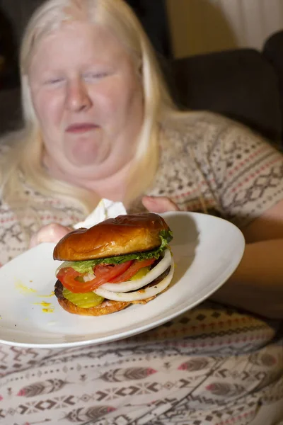 Wanita Sedih Makan Burger Dengan Selada Tomat Bawang Putih Dan — Stok Foto