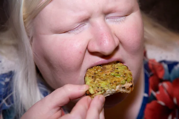 Mujer Comiendo Una Rebanada Tostadas Aguacate Con Los Ojos Cerrados —  Fotos de Stock