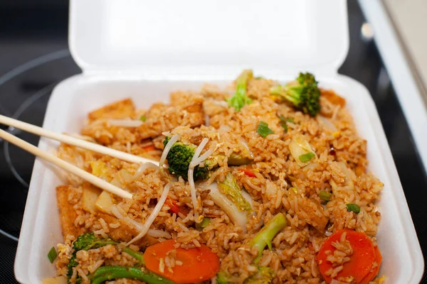 Thailändische Nudeln Und Reis Mit Tofu Brokkoli Und Karotten Carryout — Stockfoto