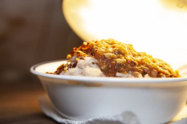 Yasemin pilavı kavrulmuş kırmızı biber sosu ve ahşap bir masada kırmızı biber baharatıyla sıvanmış.