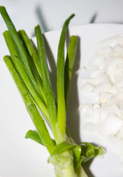 Ganze Grüne Zwiebelzwiebeln Auf Einem Weißen Teller Zusammen Mit Gewürfelten — Stockfoto