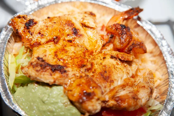 Cubierta Pollo Camarones Horno Piña Salteada Champiñones Con Guacamole Lechuga —  Fotos de Stock