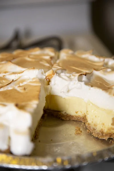 Zitronen Baiser Torte Fehlt Eine Scheibe Ihrem Behälter Auf Einem — Stockfoto