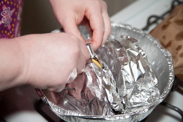 Mujer Desenvolviendo Papel Aluminio Par Tacos Frescos — Foto de Stock