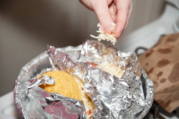 Mujer Tirando Queso Blanco Rallado Par Tacos — Foto de Stock