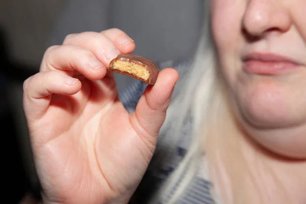 Wanita Obese Memegang Sepotong Cokelat Dengan Mengisi Selai Kacang — Stok Foto