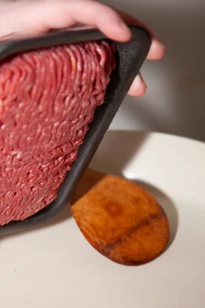 Egy Egy Nyitott Csomag Őrölt Angus Marhahúst Dob Egy Serpenyőbe — Stock Fotó