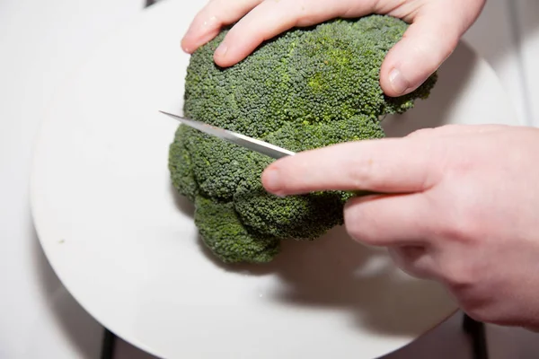 Tangan Wanita Memotong Mahkota Brokoli Segar — Stok Foto