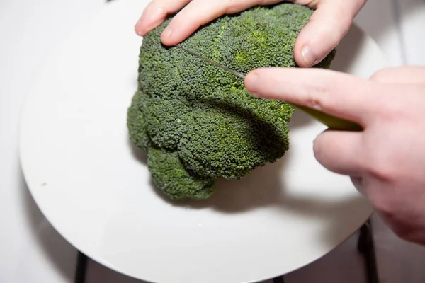 Ręce Kobiety Rąbiące Świeżą Koronę Brokułów — Zdjęcie stockowe