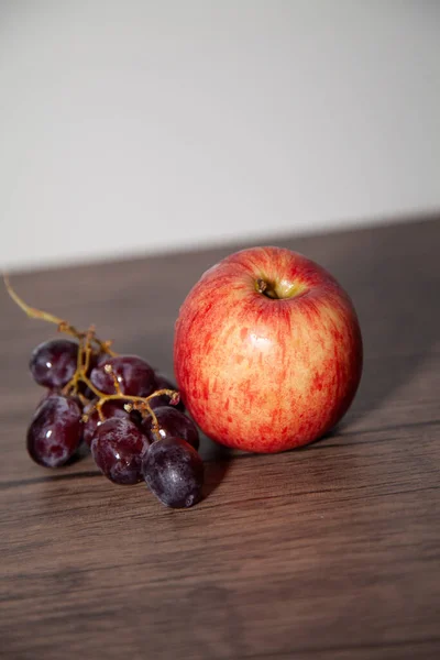 Maçã Washington Uvas Sem Sementes Vermelhas Uma Mesa Madeira — Fotografia de Stock