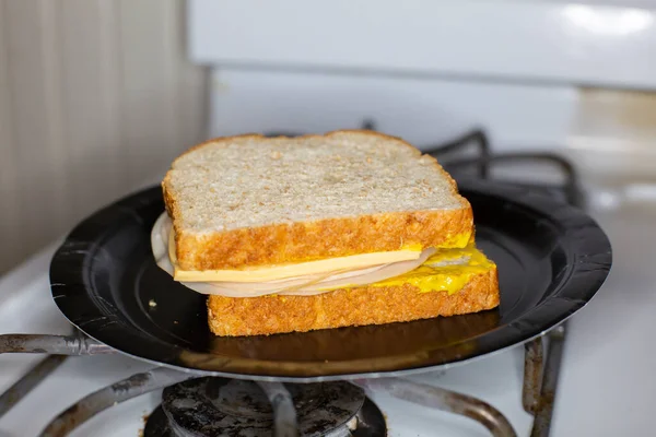 Sandwich Poulet Fromage Tranches Saupoudré Moutarde Sur Une Plaque Papier — Photo