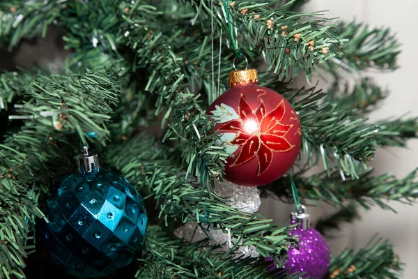 Blaue Rote Und Glitzernde Lila Kugeln Der Nähe Einer Klaren — Stockfoto