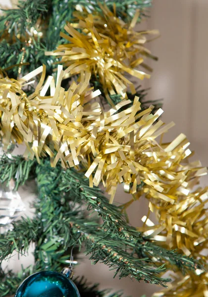 Goldenes Lametta Einen Künstlichen Weihnachtsbaum Wickeln Neben Einer Klaren Dekoration — Stockfoto