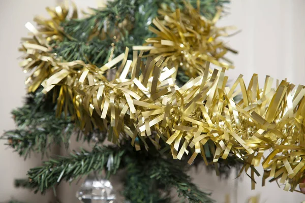 Τυλίγοντας Χρυσές Ανταύγειες Γύρω Από Ένα Τεχνητό Χριστουγεννιάτικο Δέντρο — Φωτογραφία Αρχείου