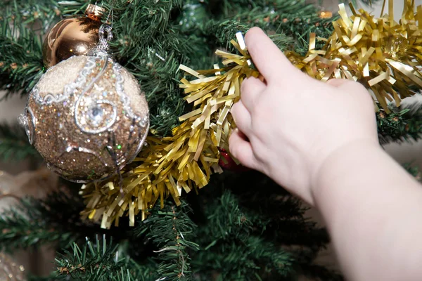 Frau Fügt Lametta Einem Weihnachtsbaum Hinzu Nachdem Sie Braune Und — Stockfoto