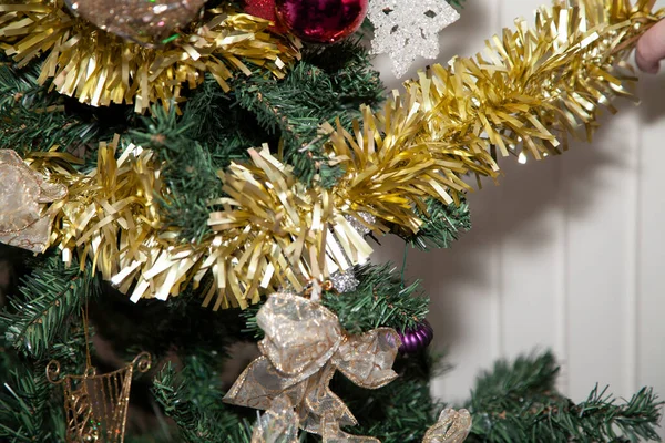 Goldenes Lametta Einen Künstlichen Weihnachtsbaum Wickeln Der Nähe Einer Klaren — Stockfoto