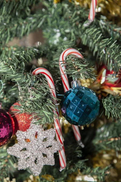 Dois Doces Bengalas Uma Árvore Natal Artificial Perto Roxo Vermelho — Fotografia de Stock