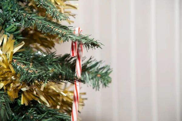 Ein Zuckerrohr Hängt Über Goldenem Lametta Künstlichen Weihnachtsbaum — Stockfoto